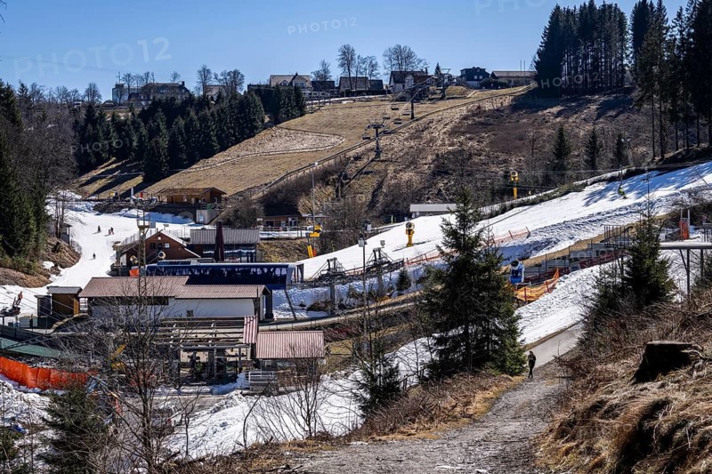 Winter sports area in the Sauerland, Winterberg ski lift carousel, artificial snow slopes, artificial snow from over 360 snow guns, Quick Jet ski area, 12 of 24 lifts are in operation in mid-March, the rest of the landscape is snow-free, North Rhine-Westphalia, Germany