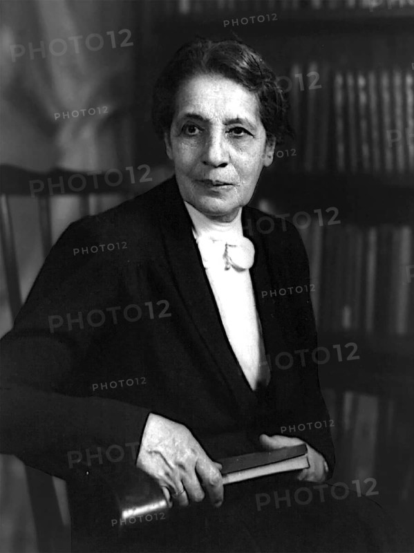 Lise Meitner portrait around 1940, USA Lise Meitner (7 or 17 November 1878 - 27 October 1968) was one of the most important female scientists of the 20th century. She became a professor of physics in 1926 and was the first woman in Germany to achieve this. Despite her importance and significant contributions to the nuclear fission of atoms, Lise Meitner did not receive a Nobel Prize, unlike her long-term research partner Otto cock. She worked with Otto cock for a good 30 years. Due to her Jewish descent, Lise Meitner lost her teaching licence in Germany in 1933. In 1938, after the annexation of Austria, the Austrian fled to Sweden. Lise Meitner refused to take part in research into the construction of an atomic bomb, as she did not see it as her task to make weapons of mass destruction possible