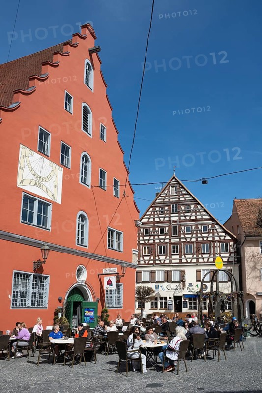 Outdoor catering at the former Alte Schranne trading house and warehouse in the old town of Nördlingen, Donau-Ries district, Nördlinger Ries, Bavaria, Germany