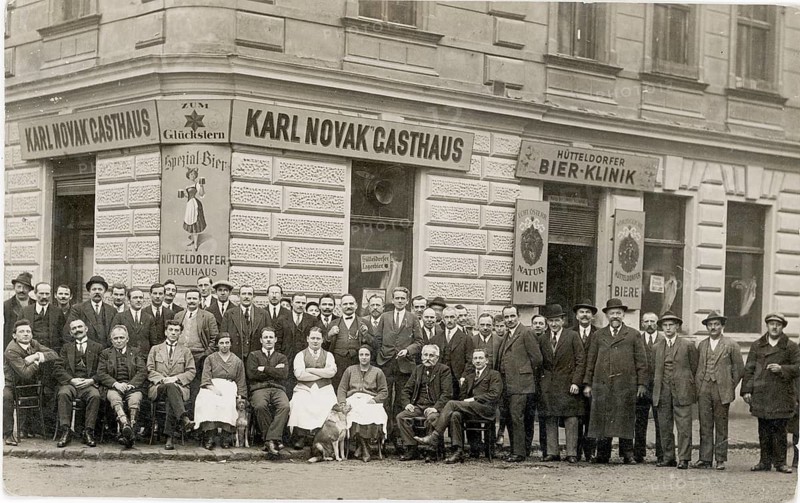 Vienna, Goldschlagstraße, 19th district, inn, beer clinic, pub, shop, sales, a large group of men and a few woman pose in front of an inn, stylish clothing of the time, photo Fritz Hrad, around 1918