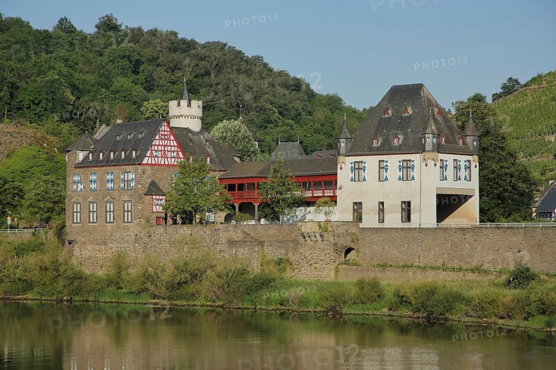 View of Kobern-Gondorf with moated castle Oberburg Castle von der Leyen, Gondorf, Kobern-Gondorf, Untermosel, Moselle, Rhineland-Palatinate, Germany