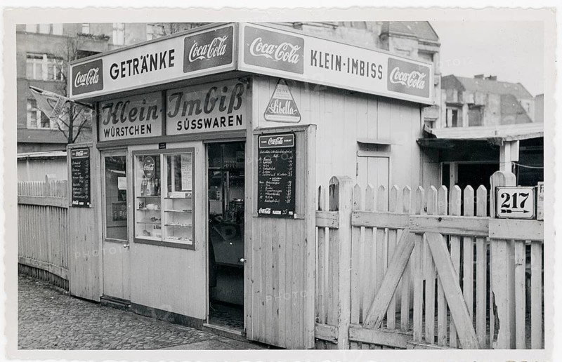 Berlin, post-war period, small snack stand with Coca-Cola advertisement, sale of sausages and drinks, around 1955