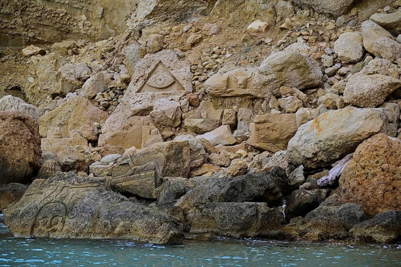 Red Beach, dream beach in the neighboring bay of Matala, complex rock carvings and sculptures in a rocky coastal area on the water, Matala, Neolithic caves, former hippie paradise, central south coast, Crete, Greek islands, Greece