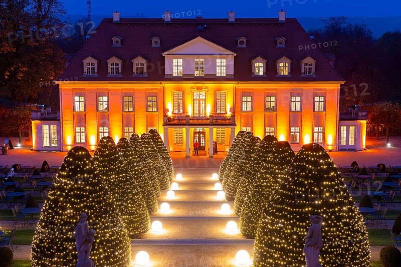 Adventure winery to shine in special splendour from next week Radebeul, 1 November 2024 From 8 November, Schloss Wackerbarth will once again illuminate its baroque grounds and the Wackerbarthberg in festive light. Every day from 3 pm, around 5, 500 points of light and numerous Herrnhut stars will transform the entire ensemble of Europe's first adventure winery into a wonderful world of light, music and enjoyment. As darkness falls, the baroque buildings and historic vineyard walls as well as vines, hedges and trees glow in warm colours. Fairytale lanterns, light sculptures and selected illuminations invite you to take a tour of the romantically sparkling vineyard, Wine & Light at Schloss Wackerbarth, Radebeul, Saxony, Germany