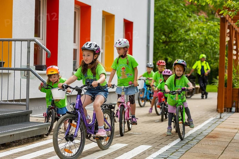 The BAUMHAUS daycare centre in Dresden with its focus on nature education. However, the good transport links pose some complex challenges for the future schoolchildren. Through targeted exercises, role-playing games and joint walks with their teachers, the children can develop a feeling for safe behaviour on the streets. Once a year, community police officers teach the pre-school children the most important traffic rules in a playful way. The children are sensitised to assess dangers as independently and early as possible and to develop a certain mindfulness in road traffic. The official acceptance of the self-designed road markings in the outdoor area of the daycare centre by the Dresden police department, as well as the first driving manoeuvres in the area under the critical eyes of the police officers, was a great highlight for the children, Dresden, Saxony, Germany