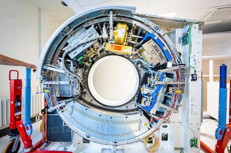 The OncoRay - National Centre for Radiation Research in Oncology today receives the world's first single-source photon-counting computed tomography (PCCT) in radiotherapy. This system counts every single X-ray photon that passes through the patient, enabling the acquisition of more detailed images with more anatomical and functional information. Until now, however, the procedure could only be used for immobile tumours, e.g. in the head or pelvis. This gap is now to be closed using the new PCCT technology. Siemens Healthineers introduced this fundamentally new CT detector technology in 2021, but until now it has only been used for diagnostic purposes in radiology. At the end of May this year, Siemens Healthineers launched the next generation of PCCT scanners, which are now also approved for radiotherapy. The world's first single-source photon-counting CT of this generation (NAEOTOM Alpha.Prime) is being used at OncoRay in a line of radiotherapy scanners