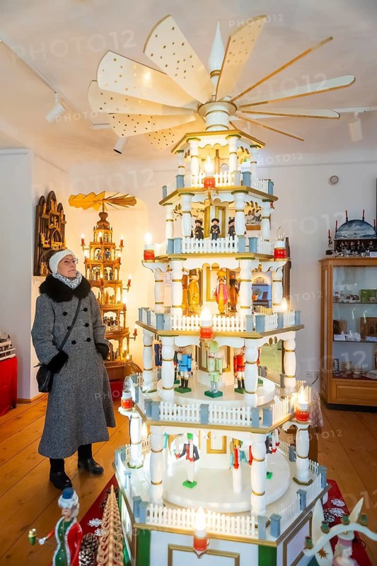 Traditionally, the doors to the Christmas exhibition at the LOHGERBER MUSEUM & GALLERY in Dippoldiswalde open on the Saturday in front of 1 Advent. They will all be there again: Nutcrackers, miners & angels, incense smokers, pyramids large and small. Pyramid by Herbert Jaster. Dippoldiswalde, Saxony, Germany