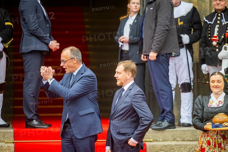 Minister President Michael Kretschmer welcomed the Federal Chancellor to Dresden and will accompany him on further appointments. The chancellor was received in front of the Saxon State Chancellery by the Music Corps of the Bergstadt Schneeberg e.V., three Sorbins present bread and salt as a welcome gift, Dresden, Saxony, Germany