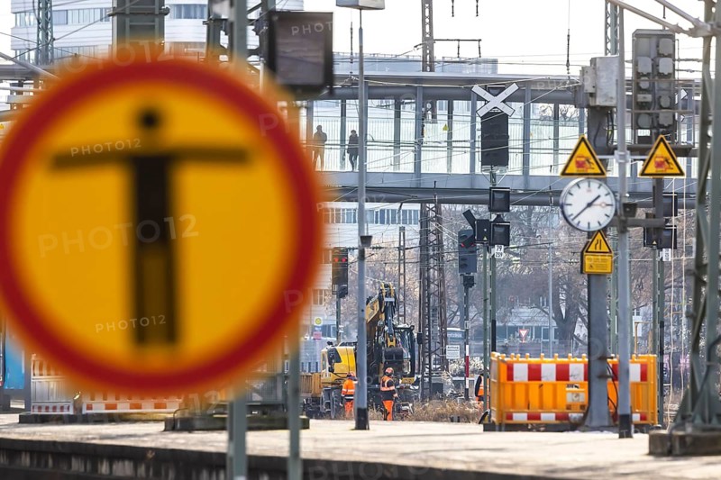 Construction work at Ulm Central Station: Until January 19, 2026, there will be no long-distance trains, regional trains will be restricted. The reason is work on the new electronic signal box. A challenge for 40, 000 travelers who use Ulm Central Station every day. Ulm, Baden-Württemberg, Germany