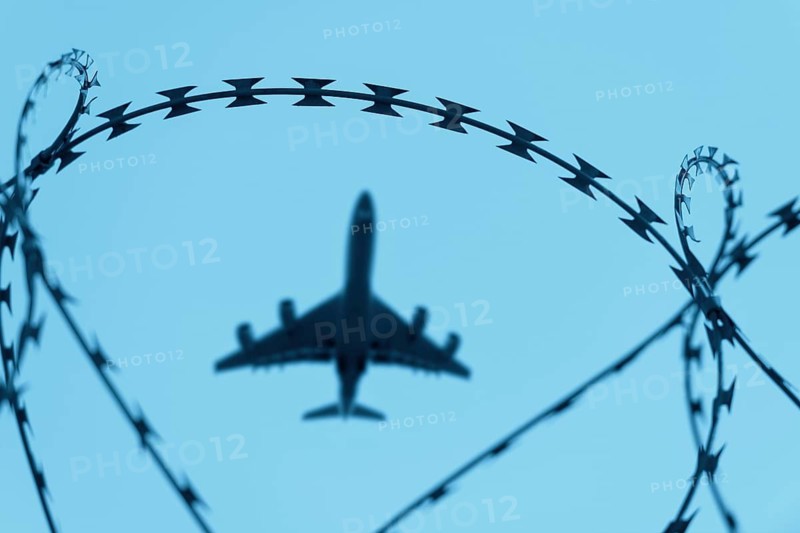 Symbolic image, deportation flights of illegal and delinquent migrants, passenger aircraft, airport, security fence, barbed wire, Germany