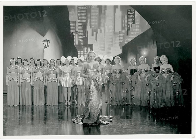 The Big Adventure, film, crime film, Maria Andergast, director, Johannes Meyer, 1938, dancers, woman in glamorous clothes on a stage against an urban background