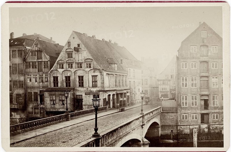 Hamburg, Hopfenmarkt, Mattentwiete, Cremon, Cutharenerstr., bridge, old building on a cobblestone street with a bridge in a foggy old town, Lachmund collection, 1870