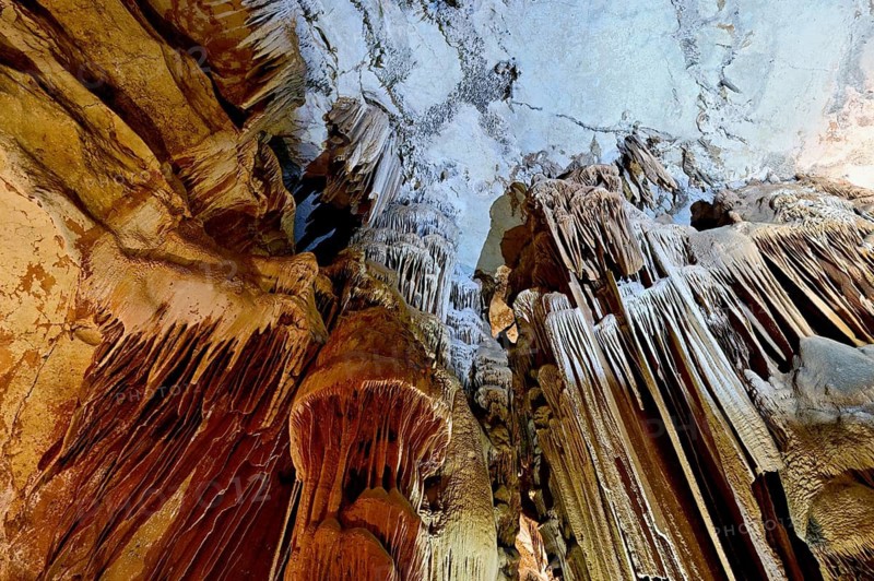 Grotte de la Madeleine, with typical stalactite formations of stalagmites and stalactites, UNESCO World Heritage Site, Saint-Remèze, Ardèche Gorge, Gorges de l'Ardèche, Vallon-Pont-d'Arc, Rhône-Alpes, France