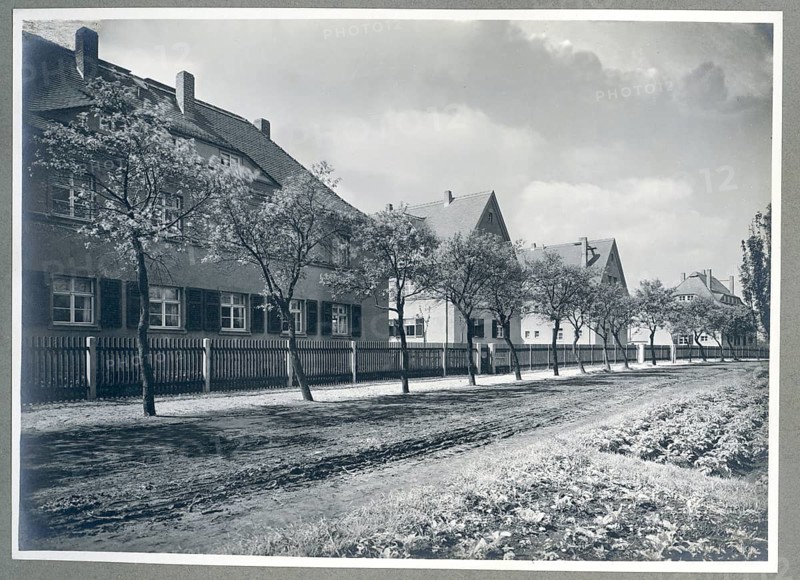 Leipzig, Bahn-Siedlung, Deutsche Reichsbahn, housing development, residential buildings, architecture, rows of houses with trees along a quiet street in a cozy area, around 1935