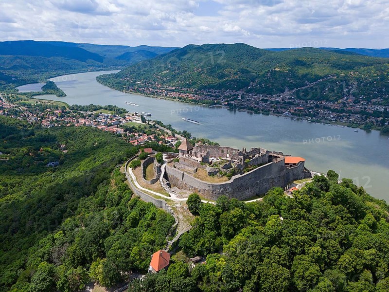Historic castle with view of a wide river and picturesque green landscape, aerial view, Upper Castle, Danube Bend, Visegrád, Visegrad, Plintenburg, Szentendre County, Pest County, Central Hungary Region, Hungary