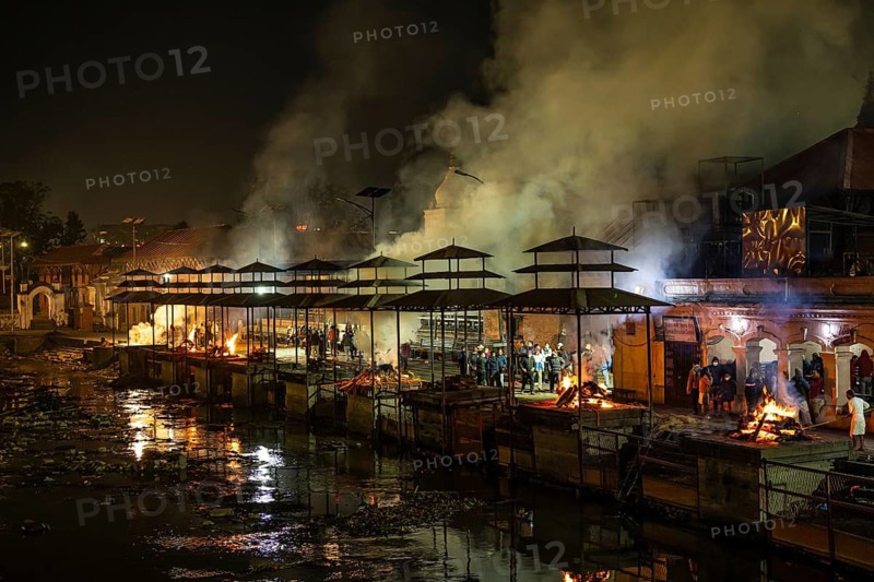 Cremation of the dead in Pashupatinath on the Bagmati River, Hindu cremation ceremony, Pashupatinath, sanctuary, Kathmandu, Nepal