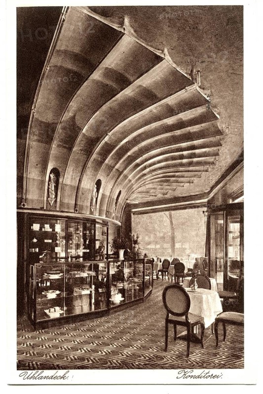 Berlin, Charlottenburg, Uhlandeck, Cfé, confectionary, famous ceiling design, elegant café with vaulted ceiling and classic interior in a nostalgic atmosphere, around 1925