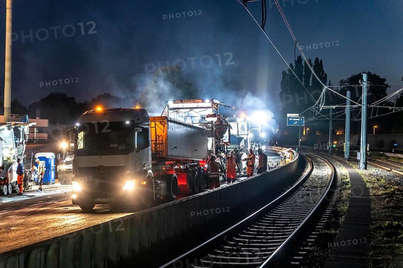 Night work during the renovation of the A40 motorway between Mülheim-Winkhausen and Essen-Ost, the asphalt surface was renewed at 5.8 kilometers, with so-called whisper asphalt, open-pored asphalt, in both directions, a total of over 110, 000 square meters, road rollers, a full week of closure, with severe traffic obstructions in the Ruhr area, Essen, North Rhine-Westphalia, Germany