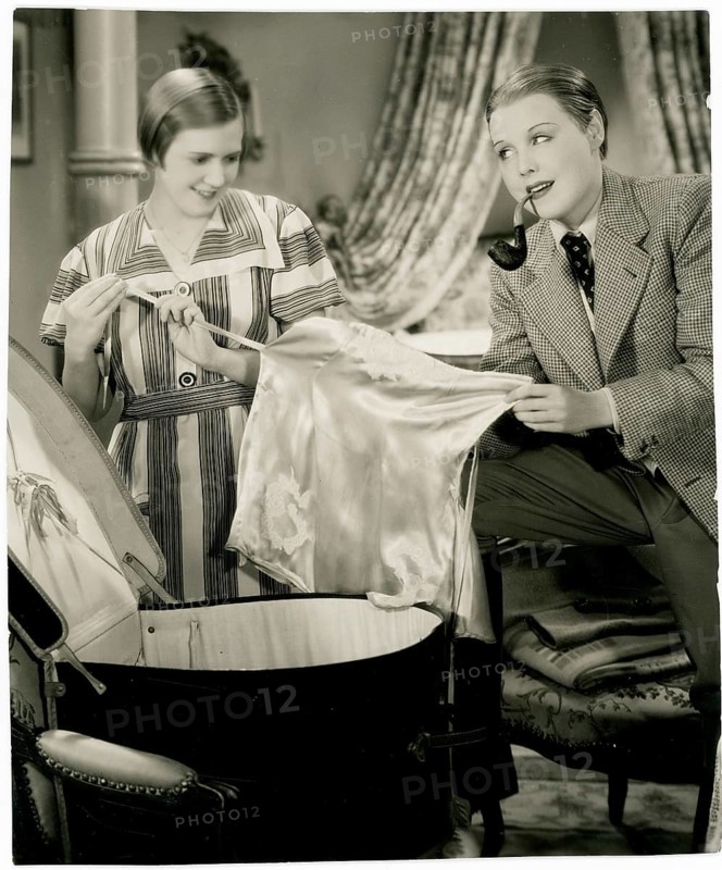 The Young Count, film, UFA, Anny Ondra, Irmgard Nowak, 1935, directed by Karel Llamac, Dinah Nelken, Two woman smile and unpack clothes in a stylish interior