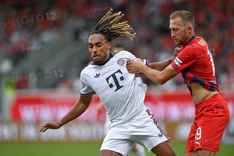 Tackle, Sacha Boey (FC Bayern Munich, FCB, 23) takes on Jonas Föhrenbach (1. FC Heidenheim 1846, FCH, 19) Bundesliga, football, Voith-Arena, Heidenheim, Baden-Württemberg, Germany