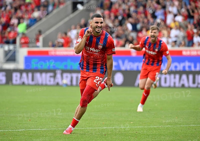 Goal celebration: Oualid Mhamdi, 1. FC Heidenheim 1846 FCH (22), Julian Niehues, 1. FC Heidenheim 1846 FCH (16) . Football, Bundesliga, rain, Allianz Arena, Munich, Bavaria, Germany
