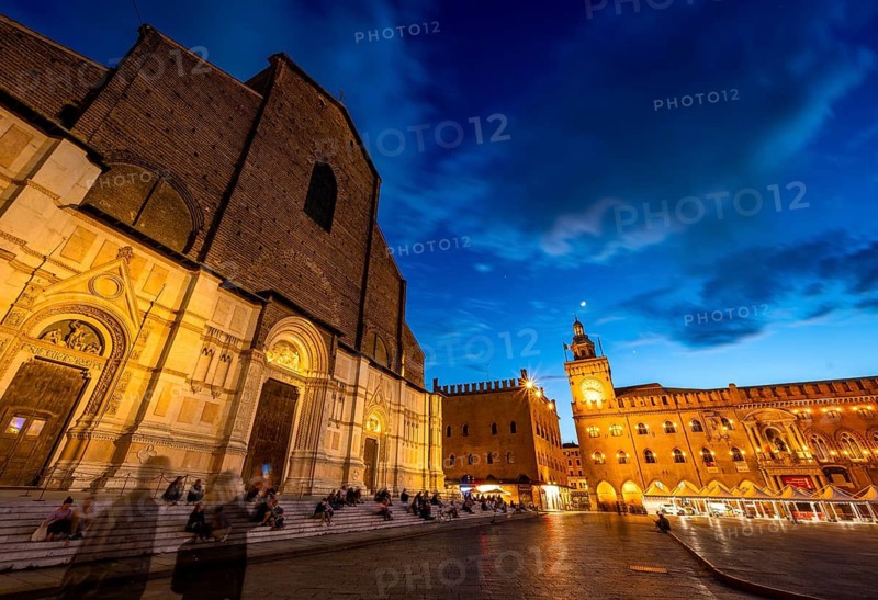 Illuminated Piazza Maggiore with Basilica di San Petronio and Torre dell'Orologio of the Palazzo d'Accursio, blue hour, old town, Bologna, Emilia Romagna, Italy