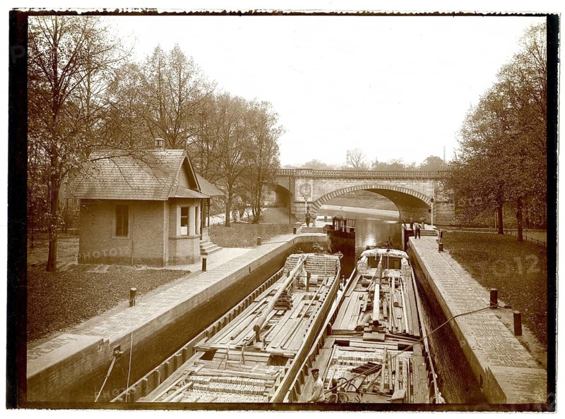 Berlin, Tiergarten, lock, barges, Zillen, skipper, transport, lock with boats and a small bridge, surrounded by trees and a small house, Oskar Sparke, around 1908