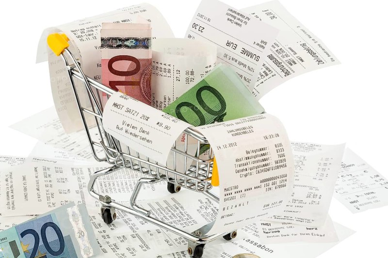 Shopping carts, banknotes and receipts, symbolic photo of purchasing power, consumption and inflation
