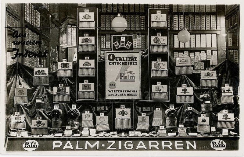 Berlin, shop, window dressing, cigar shop, window display with palm cigars, decorated with various cigar packs, around 1930