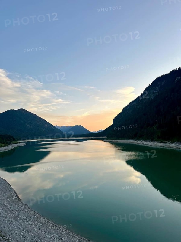 Sylvenstein Reservoir, Sylvenstein Reservoir at low tide in the evening light, Isarwinkel, Upper Bavaria, Germany