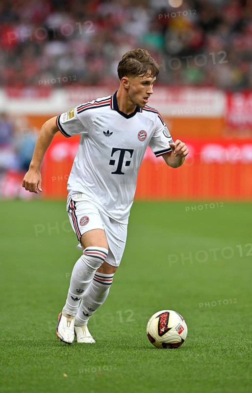 Tim Binder, FC Bayern Munich (FCB) (46) in action with the ball – Bundesliga, football, Voith-Arena, Heidenheim, Baden-Württemberg, Germany