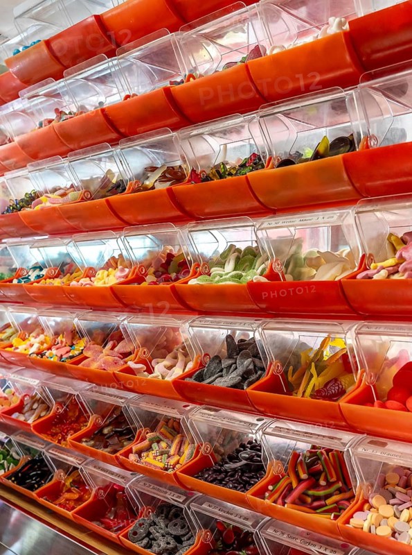 Sweets from the Klümpchenwand, with a total of 96 different sweets of all kinds, which are put together individually for the customer, in the Mummel kiosk, in Gelsenkirchen-Erle, typical Ruhr area Büdchen, Trinkhalle, the kiosk has existed since 1938 and, according to the operator, has the largest clump wall in the Ruhr area, North Rhine-Westphalia, Germany