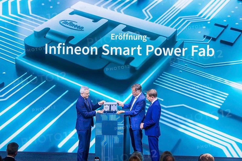 Infineon Smart Power FAB opens in Dresden. The Federal Minister for Digital Affairs and State Modernization, Dr. Karsten Wildberger, Jochen Hanebeck, CEO Infineon Technologies AG and Michael Kretschmer Minister-President of Saxony, symbolically open the factory, Dresden, Saxony, Germany