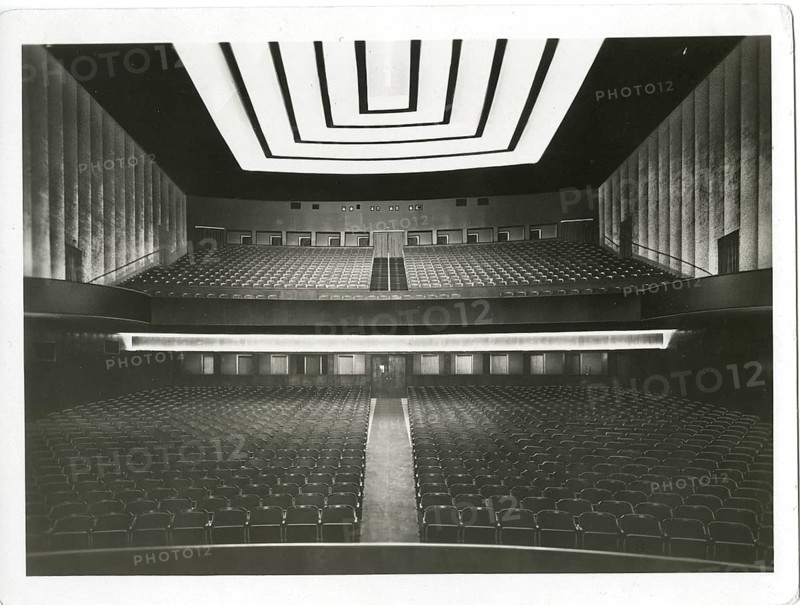 Lichtburg, Berlin, Gesundbrunnen, large cinema, largest cinema in Berlin, architecture, Rudolf Fränkel, Neues Bauen, modernity, lighting architecture, illuminated ceiling, large cinema room with symmetrical seating arrangement and impressive ceiling design, around 1930