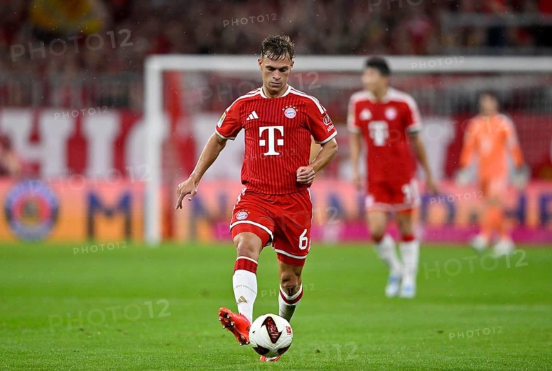 Joshua Kimmich, FC Bayern Munich (FCB) (06) In action with the ball – football, Bundesliga, rain, Allianz Arena, Munich, Bavaria, Germany