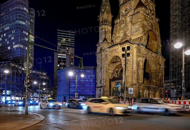 Nocturnal traffic in front of Kaiser Wilhelm Memorial Church, blue hour, taxis, public transport, Breitscheidplatz, Charlottenburg-Wilmersdorf district, Berlin, Germany