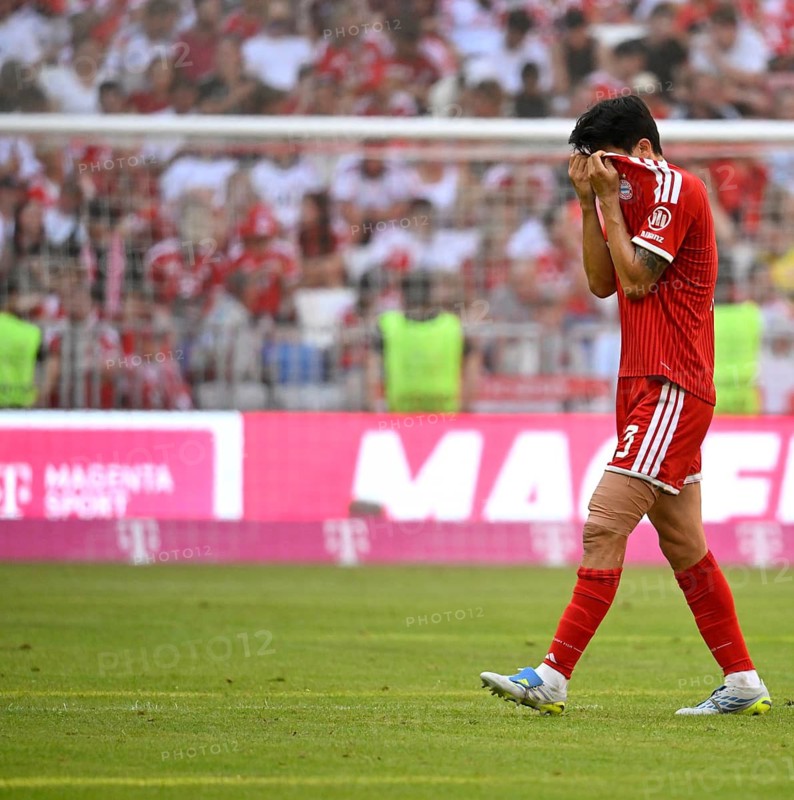 Min-jae Kim FC Bayern Munich FCB (03) injured injury disappointed gesture thigh with a bandage, bandaged football, Telekom Cup, Allianz Arena, Munich, Bavaria, Germany