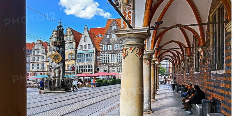 View from the arcade of the town hall onto the market square with the Bremen Roland, UNESCO World Heritage Site, Hanseatic City of Bremen, Germany