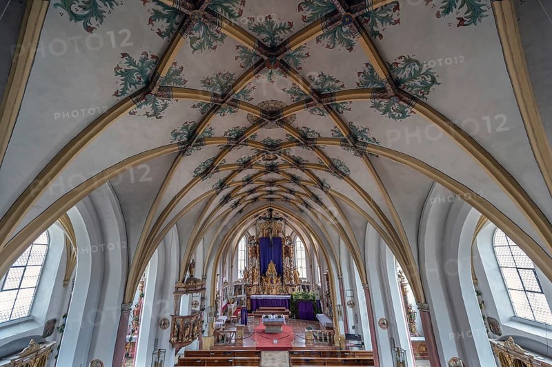 Interior with Gothic mesh vault and high altar, Holy Trinity parish church, founded in 1364, Kösslarn, Marktplatz 35, Lower Bavaria, Germany