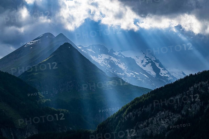 View of Grossglockner, highest mountain in Austria, Alps, rays of light, Heiligenblut am Grossglockner, Carinthia, Austria