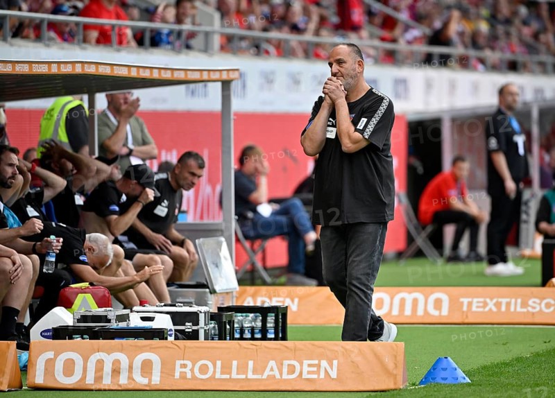Coach Coach Frank Schmidt 1. FC Heidenheim 1846 FCH on the sidelines gesture hands to prayer, soccer, Bundesliga, rain, Allianz Arena, Munich, Bayern, Germany