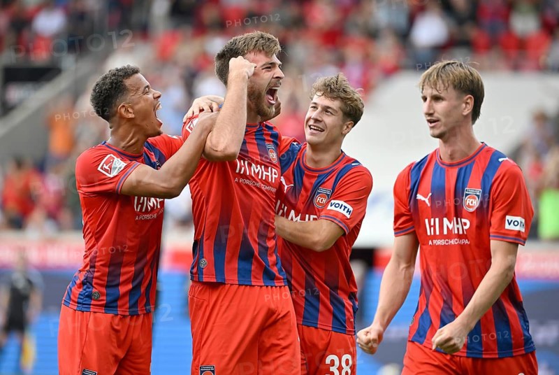 Goal celebrations: Julian Niehues, 1. FC Heidenheim 1846 FCH (16), Marcel Costly, 1. FC Heidenheim 1846 FCH (24), Yannik Wagner, 1. FC Heidenheim 1846 FCH (38) Jan Schöppner 1. FC Heidenheim 1846 FCH (03) Football, Bundesliga, rain, Allianz Arena, Munich, Bavaria, Germany