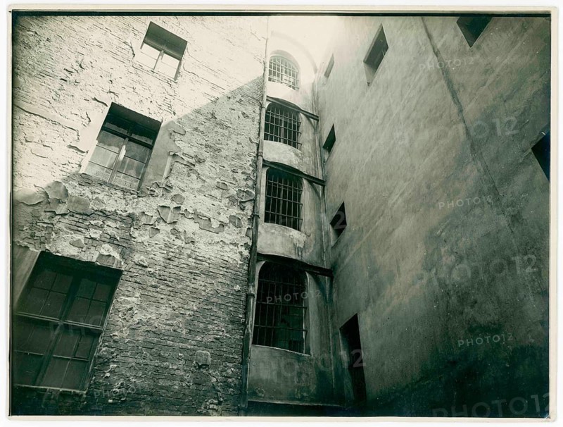 Berlin, backyard, twenties, poverty, high view of a narrow courtyard view with old facades and barred windows, Dr. Peter Weller, around 1928