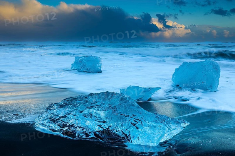 Ice chunks on the black beach, lava beach, glacier ice, sea, winter, sunset, Diamond Beach (Breiðamerkursandur) at Jökusalorn, Iceland, Scandinavia