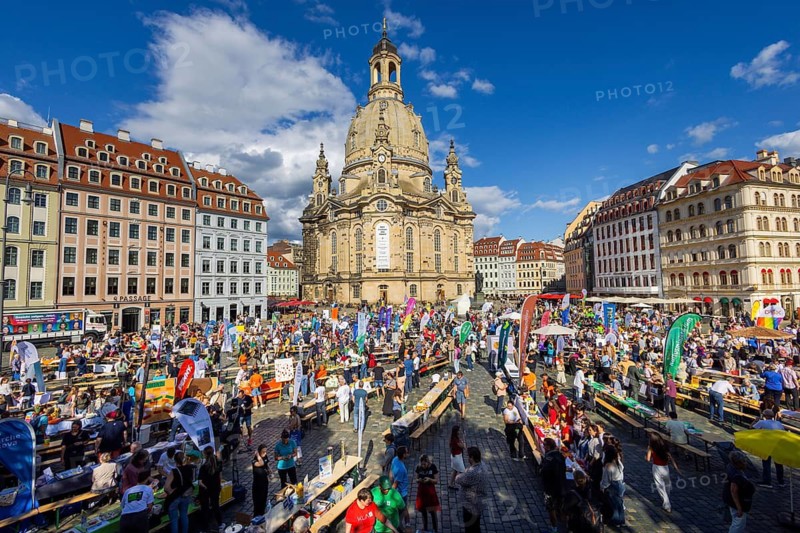 A feast was laid on at Dresden's Neumarkt, in front of the Church of Our Lady: the ‘Dresden is (s) t bunt' banquet took place for the tenth time. People were invited to experience and help shape an afternoon full of encounters, conversations, culinary diversity and hospitality. The event, organised by the Cellex Foundation and CSD Dresden e. V. and brought to life by numerous organisations and initiatives, brought together people from a wide variety of backgrounds and created a space to learn about different cultures, foster understanding, experience a sense of community and showcase the diversity of the city, Dresden, Saxony and Germany