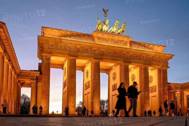 People in front of the Brandenburg Gate, blue hour, Mitte district, government district, Berlin, Germany