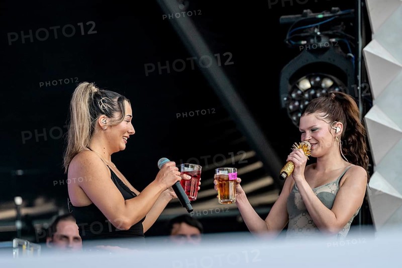 Melina Gaby Strauss alias Ikkimel and her backing singer toast at the Superbloom Festival in Munich's Olympic Park on 30.08.2026