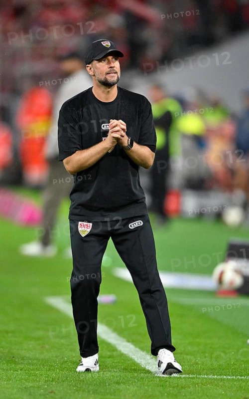 Coach coach Sebastian Hoeness VfB Stuttgart on the sidelines gesture hands to prayer, soccer, Bundesliga, rain, Allianz Arena, Munich, Bavaria, Germany