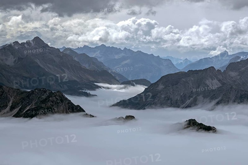 View from the Nebelhorn summit to mountains of the Allgäu Alps, mountains rising from fog in the valley, Oberstdorf, Oberallgäu, Allgäu, Bavaria, Germany