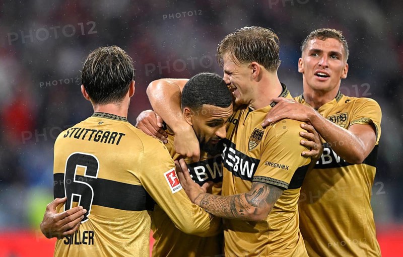 Goal celebrations: Josha Vagnoman, VfB Stuttgart (04), Yannik Keitel, VfB Stuttgart (05), Finn Jeltsch, VfB Stuttgart (29), Grischa Proemel, VfB Stuttgart (21), football, Bundesliga, rain, Allianz Arena, Munich, Bavaria, Germany